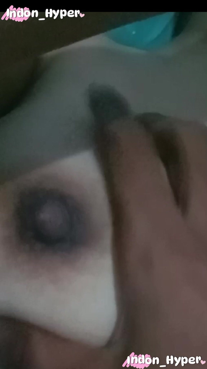 Imanuel: आह मेरी पत्नी की मस्ती भरी चूत और उसके मुलायम स्तनों वाली मेरी कामुकता मेरी पत्नी की पूरी चूत और स्तनों पर है