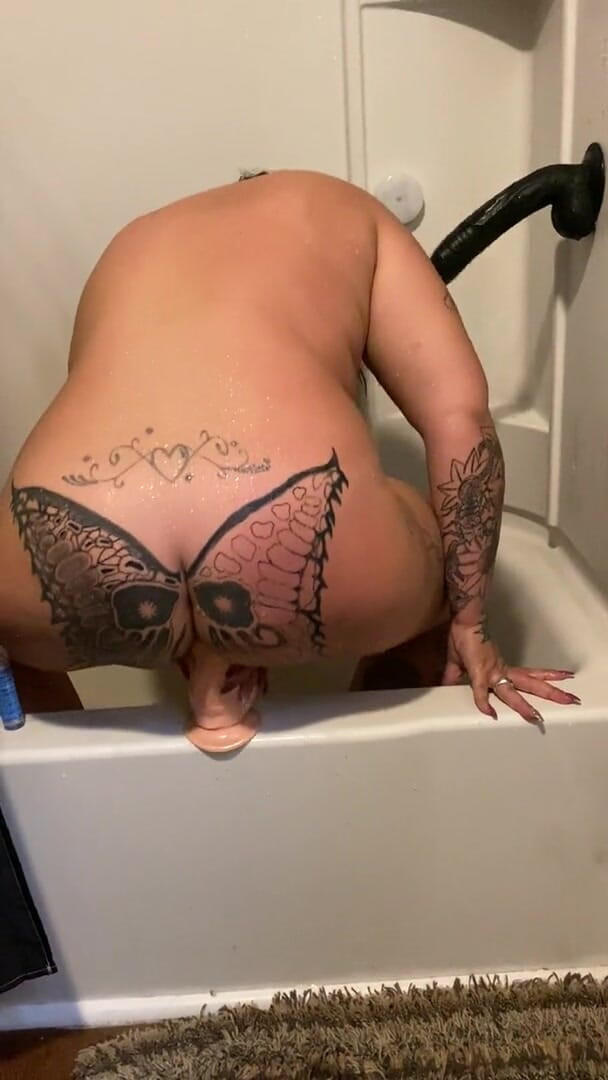 MzKiTTy91: Pawg पत्नी शॉवर में 2 बड़ा लंड लेती है