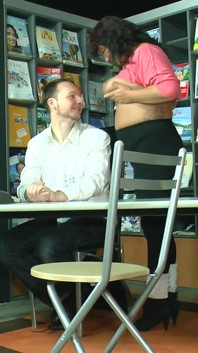 O matură sexy nu poate rezista și își fute iubitul pe banca de lucru