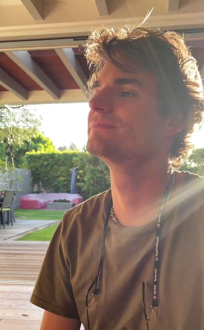 VibeWithMommy: 私と可愛い息子は、友達が他の部屋にいる間にふざけてる!