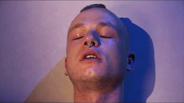 Young Bastards: Une jeune salope à la peau se fait fister profondément