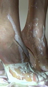 Schoenen met mijn mooie benen allemaal in yoghurt