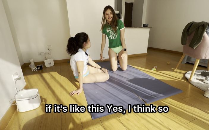 scarlettandc: Dos chicas hacen lucha femenina usando sus muy bien