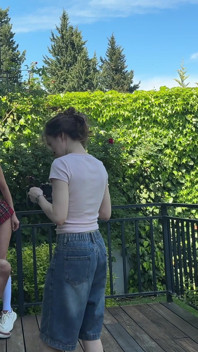 Teen Liv Lauren dietro le quinte - riprese nel cortile di casa cazzo duro con l'amico del patrigno!