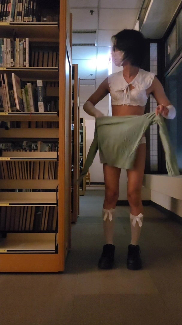 NotAFuta: Bibliotheek exhibitionist