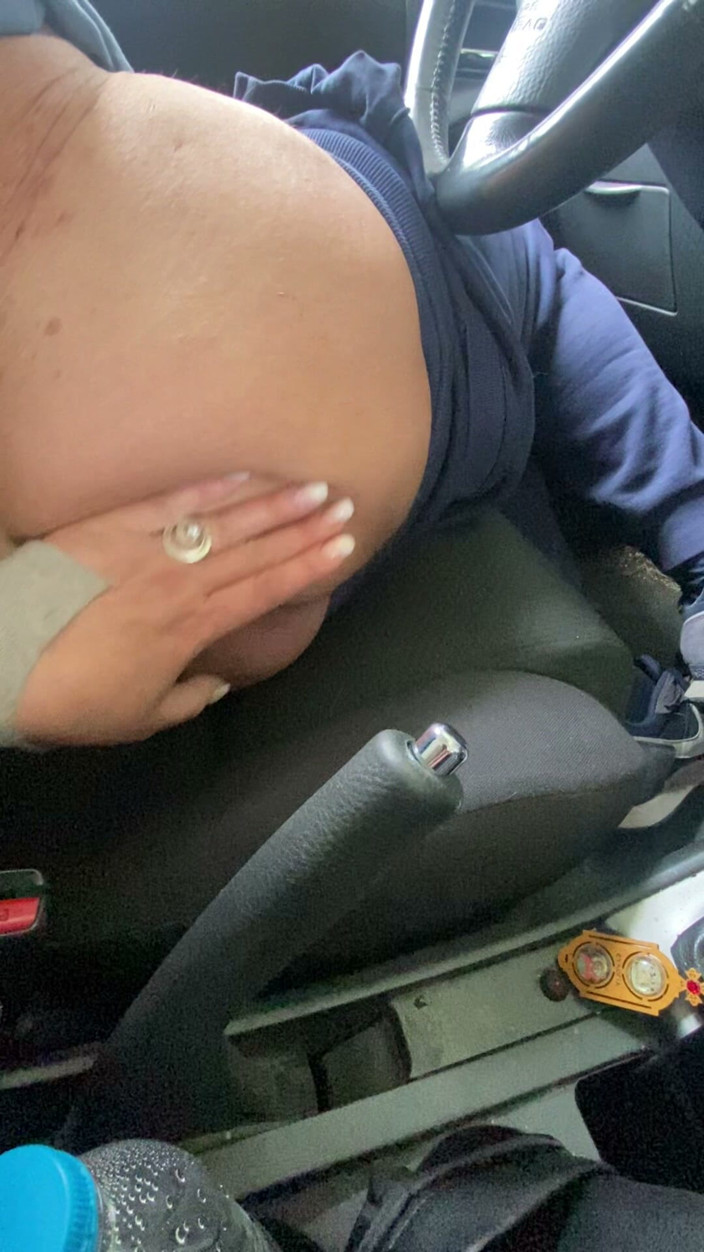 playcouple45: Fingrar hans röv i bilen