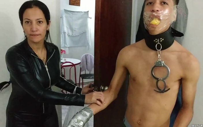 Selfgags femdom bondage: Игривая женщина-кошка мастурбирует игрушкой с одиноким латинским пареньком!