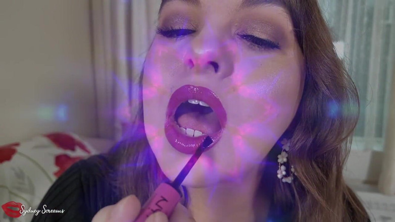 Sydney screams fetish: Trippy Kisses - Jsi slabý a posedlý okouzlujícími lesklými rtěnkami Sydney...