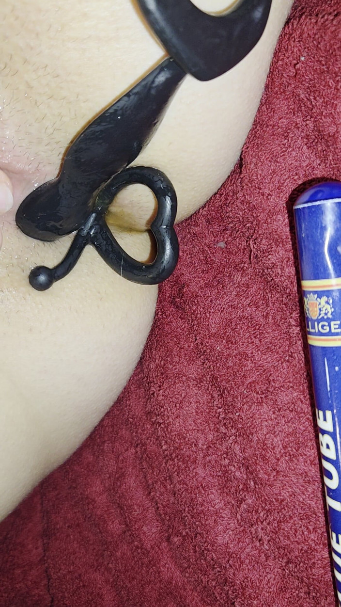 Ana Liz: Ана Ліз набиває свою голодну дупу і розтягує її тугу пизду пальцями і кінчає один за одним.