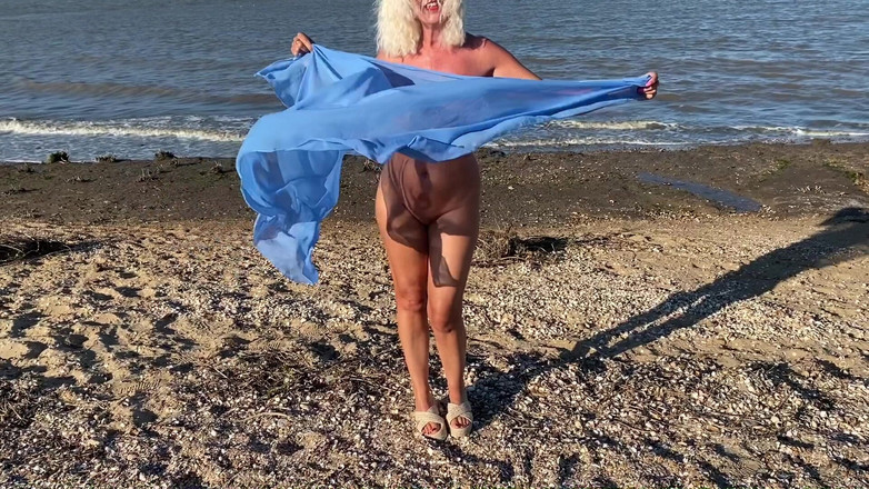 MartinsMrsMilf: Berbogel di Pantai Awam