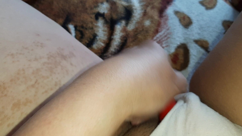 Lesbian-candys: Я соблазняла свой клитор вибратором, пока не кончу