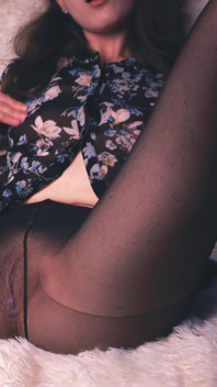 Una ragazza in collant che guarda porno e si masturba