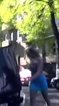 Rijpe blondine scheert glad en vingert dan poesje
