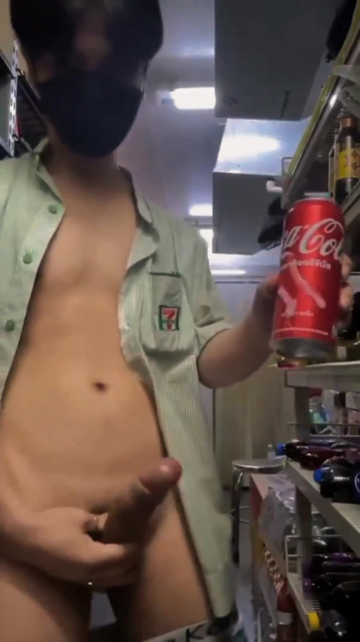 Louswee: Půlnoční pokušení v Mini Marketu