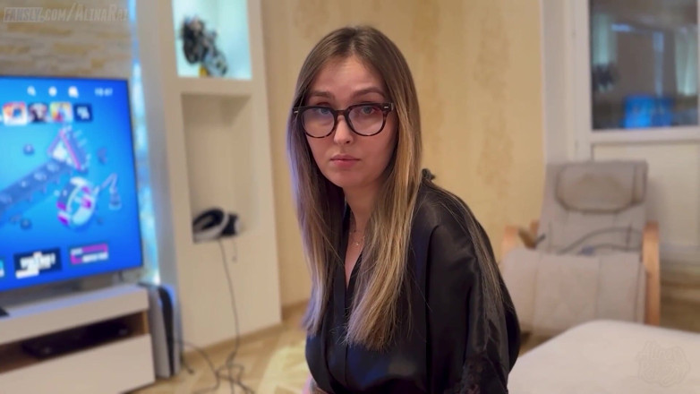 Alina Rai: Пасынок трахает мачеху, пока она в виртуальной реальности