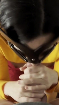 Des connasses ! Velma a perdu ses lunettes et s’est fait recouvrir de quelque chose de collant
