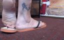 TLC 1992: Flipflop schoenspel staande close-up milf