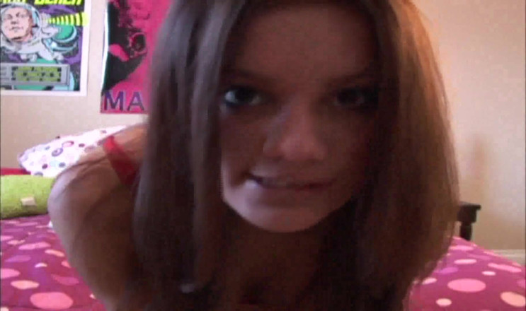 Solo Austria: Teen Fanny šuká prsty svou kundičku