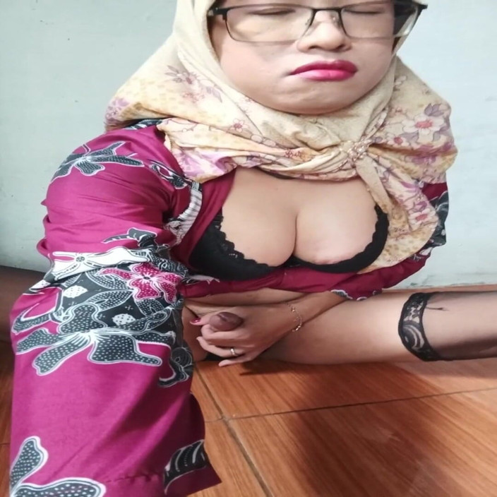 Mitha Zhe: Hijab transe fickt mit ihrem riesigen dildo, kleinem arsch, trans-mädchen