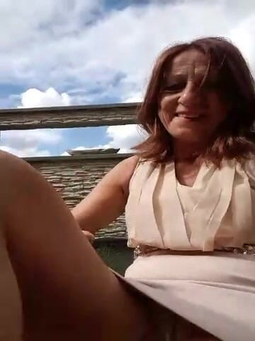 Fetish and domination: Aruncă o privire sub cămașa mea