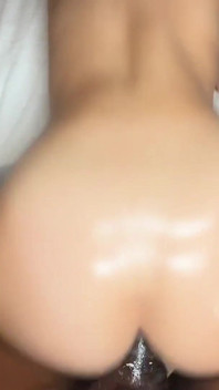 Une chaudasse excitée trompe une grosse bite noire vient dans ma chambre d’hôtel pour un creampie