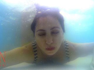 Regina Noir: 水中で息を止める。支配ラフセックス。ヌーディストレジーナノワール水泳、吸うとスイミングプールでファック。一杯