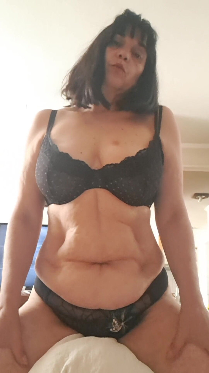 Mommy big hairy pussy: 熟女，四人行，等待被干