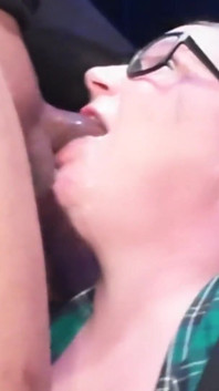 Si blonde seksi bertetek besar melakukan eksklusif deepthroat deepthroat yang aneh