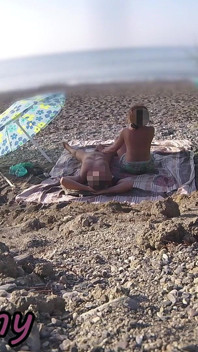 エキシビショニストの妻、アウトドアアマチュアMILF、ヌードビーチで大きなチンポ、フォロワーの前で射精