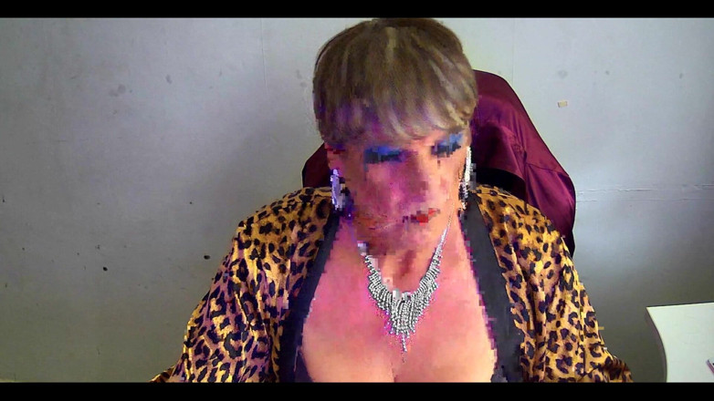 Mature Tina TV: Solo rokende sessie na make-up