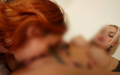 Cherrycandle: 红发女郎大战金发女郎，胸部特写，激烈的坐脸和颤抖的高潮