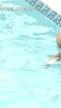 Un garçon filme des amis éhontés nus dans la piscine