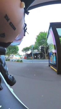 Een paar keer betrapt terwijl ik rondrijd met een metalen kontplug die op de fiets wordt getoond