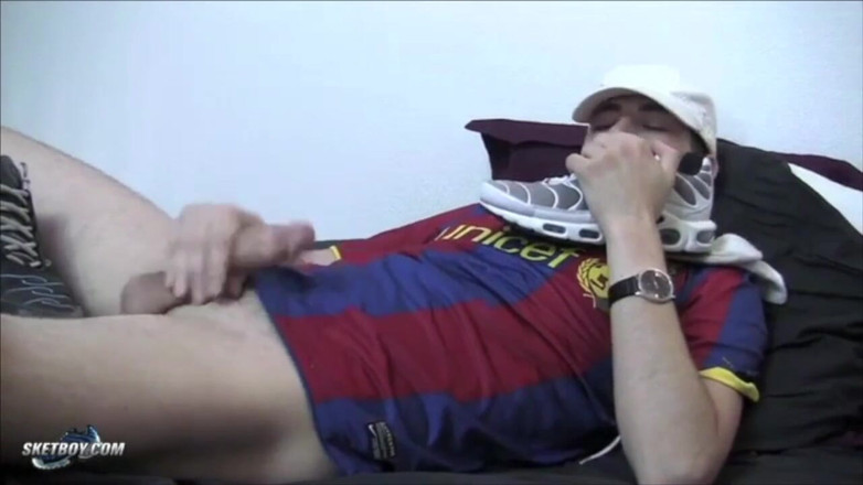 Sketboy: Sneakers dan melancap