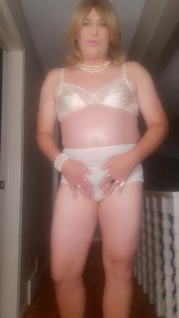 Victoria Lecherri: Modelando bragas blancas para un fan!