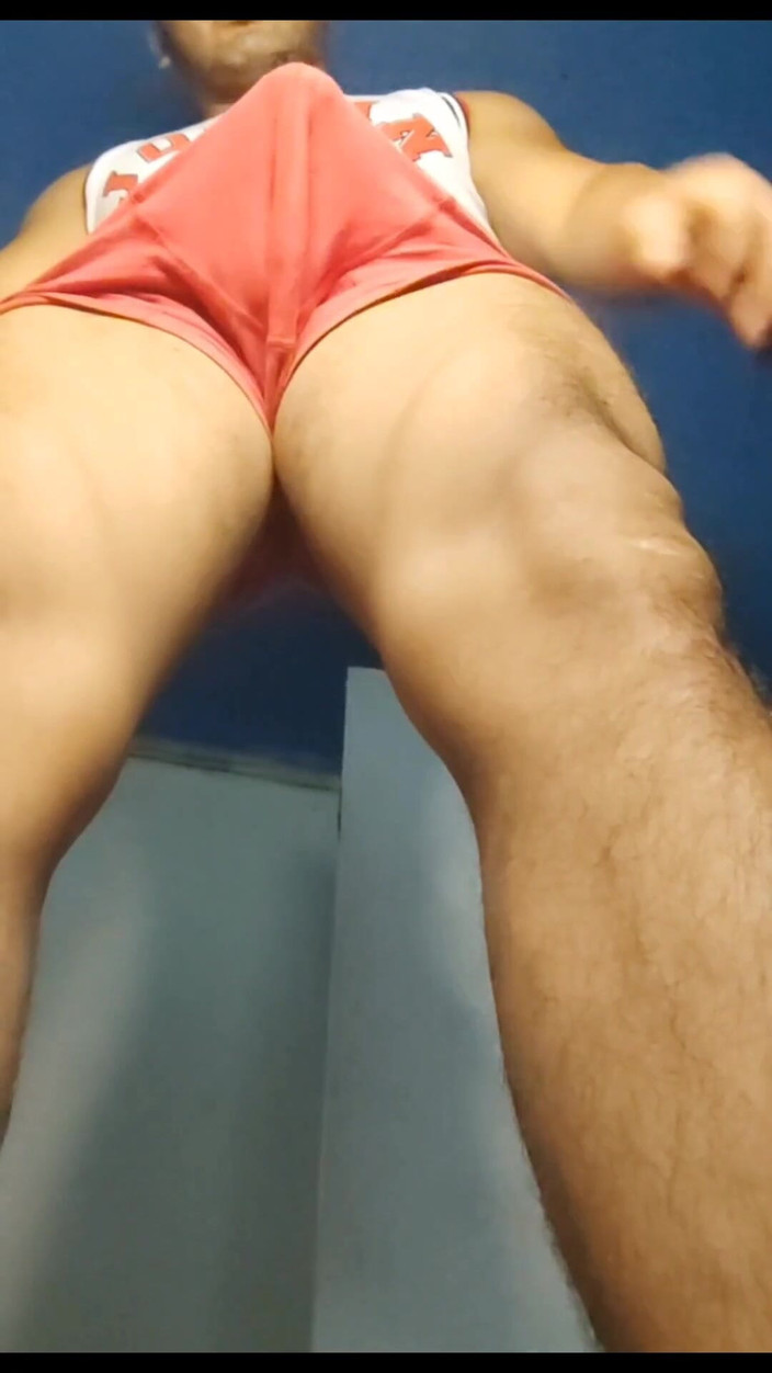 Hornyboy2058: Sexy hetero chlap dostane tvrdý v červeném spodním prádle - pohled zdola