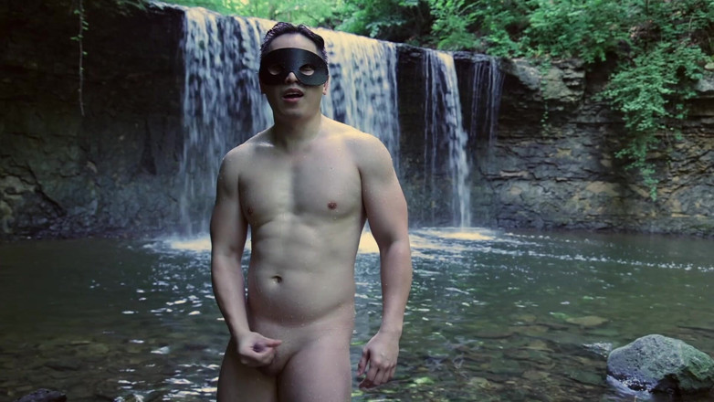 Barenakedmuscles: Muskularny azjatycki hunk flexes w Speedo by Waterfall - ciasny tyłek...