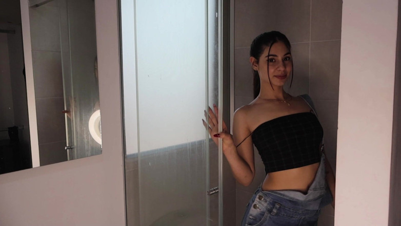 alejakink: Molhando My jeans no chuveiro