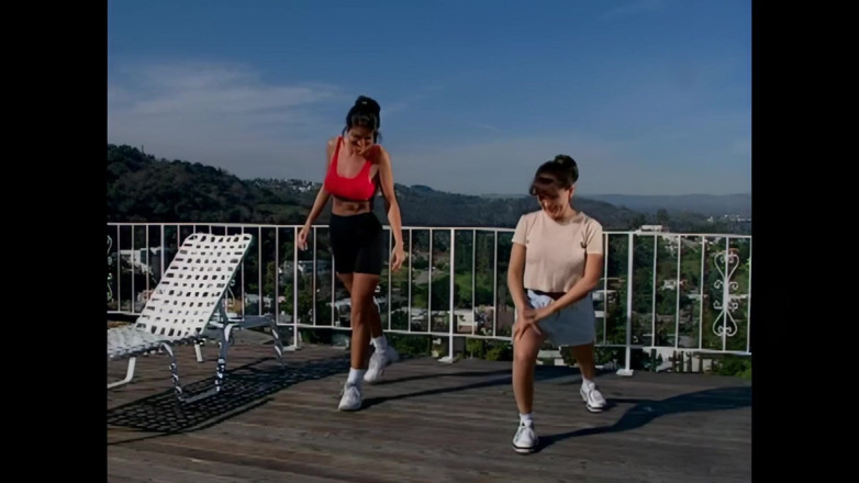 RATATATA!: O foarfecă de vară fierbinte pentru două tinere lesbiene cu...