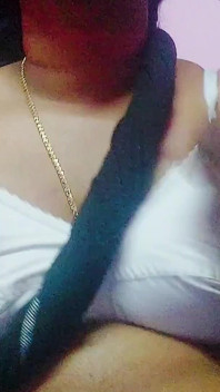 Desi styvmamma Mohini Romancing en perfekt bröst MILF