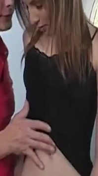 Magra bruna succhia un cazzo pulsante e si sditalina la figa gocciolante