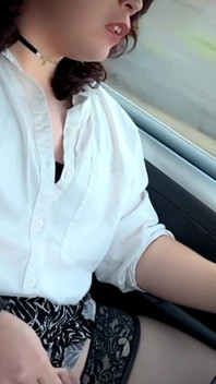Travesti açık havada ve arabada okşuyor