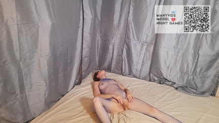 Night Games: Hezká žena prsty si udělá sperma