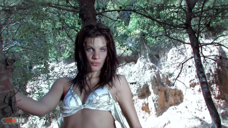 MMM100: Jessica Blue: अद्भुत नीली आंखों वाली लड़कियां लकड़ी में हिला रही हैं