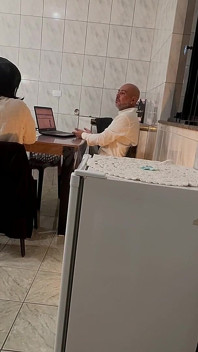 Secretária é surpreendida com tapas na bunda e penetração anal com gozada interna