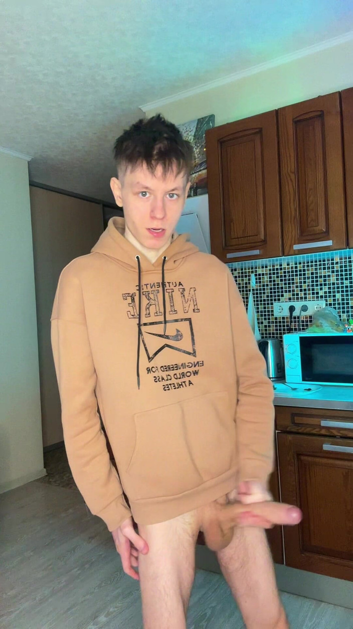 Morflot24: Non riuscivo a smettere di accarezzare il mio grosso cazzo...