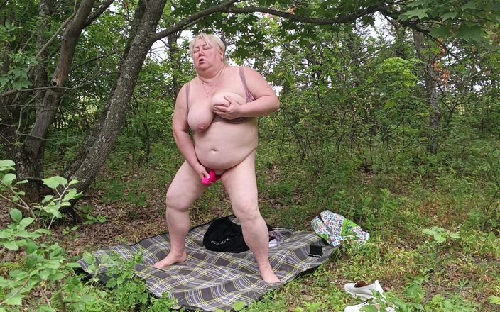 Zona901: Madrasta despida em um parque e masturba sua buceta grande