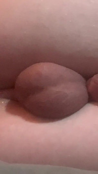 Femboy twink从自己身上抽出精液