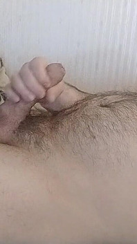 Gay montel melancap di atas katil dan memancut mani ke perut berbulu