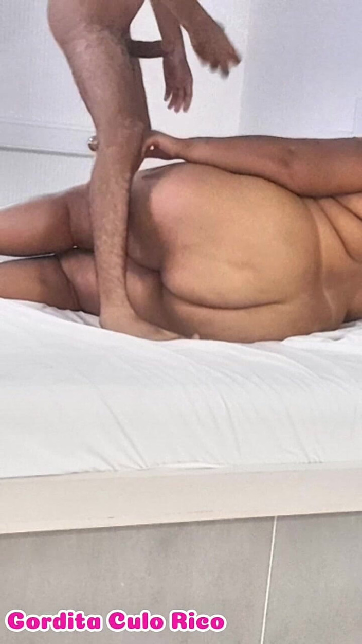 Gordita Culo Rico: Magro cara me fode com força e quebra a camisinha...